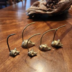 vintage brass mouse figurine, commonly used as a ring holder or paperweight