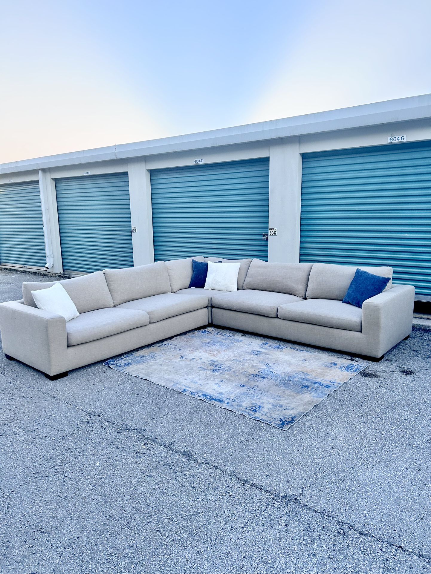 Light Gray Sectional Couch, Free Delivery!🚚