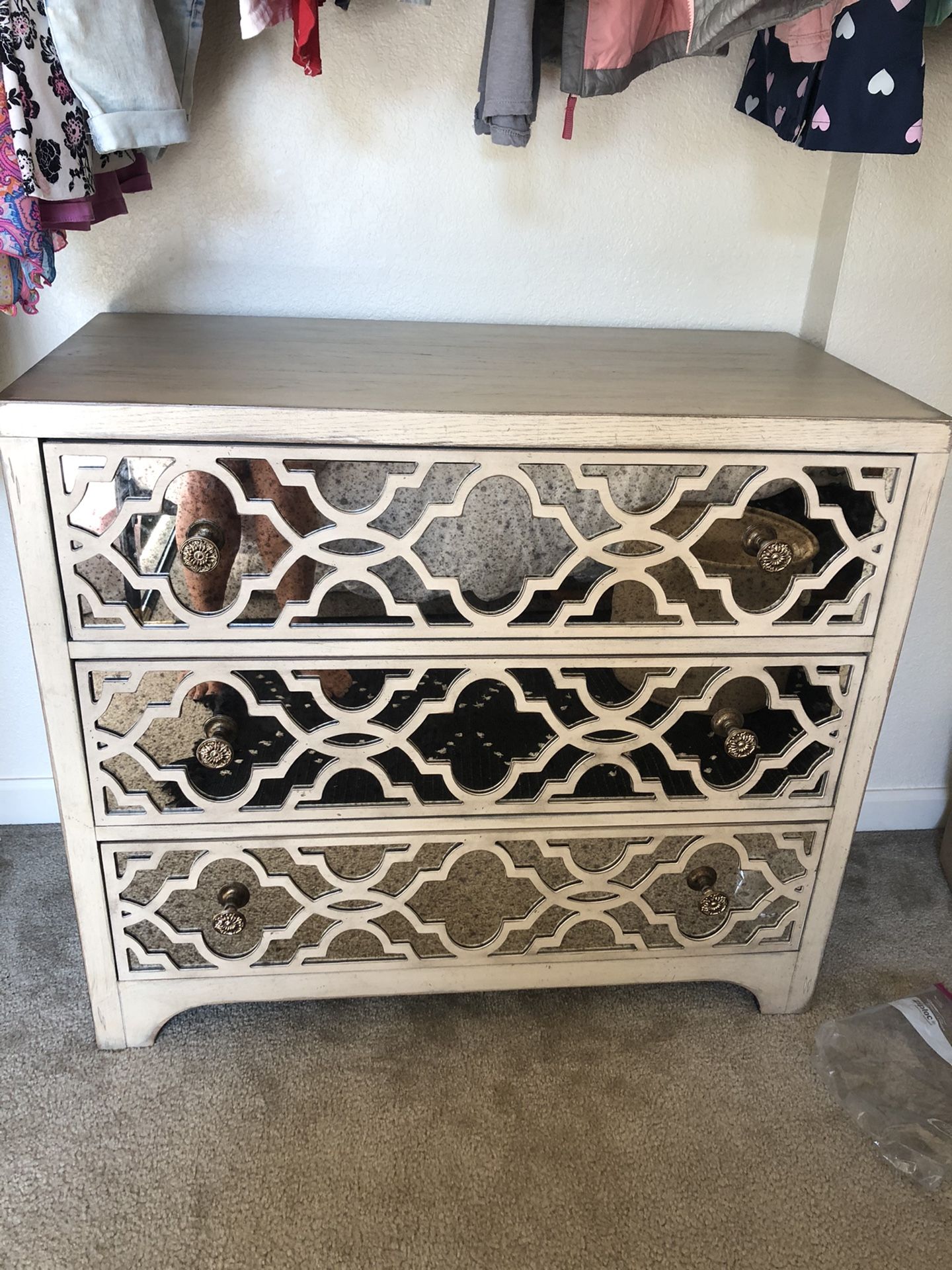 Accent chest