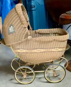 Antique Early 1900s Wicker Baby Carriage – Missing Handle – Vintage Doll Pram / Prop