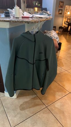 Size large green Nike tech