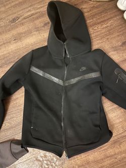 Black Nike tech jacket