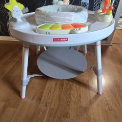 Skip Hop
Silver Lining Cloud Baby's View 3-Stage Activity Center.