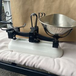 England Cast Iron Vintage Kitchen Scale  From 1952.   Small Plate Is Missing. Great Conditions. 