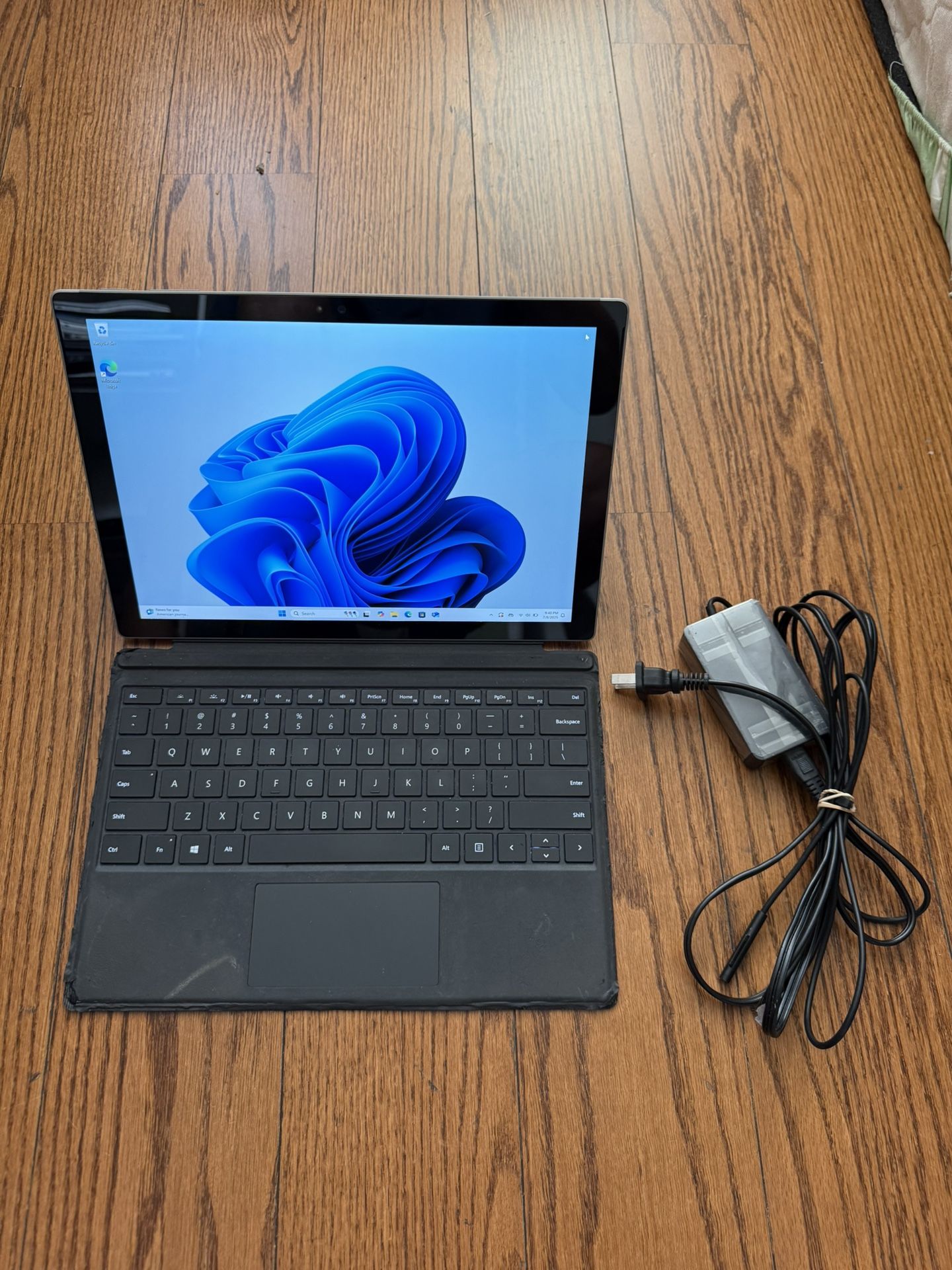 Microsoft Surface Pro 4/8GB RAM/256GB SSD/Windows 11 Pro/Original charger/Fully Functional