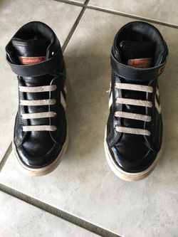 1 pairs of converse size 2 for boys