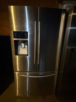 Very nice Samsung refrigerator everything work good only $475