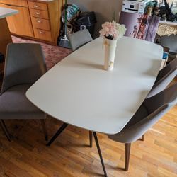 Nice table And 4 Chairs Great Condition 