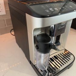 De'Longhi - Magnifica Evo Espresso Machine w/ Automatic Milk Frother for Hot and Iced Lattes