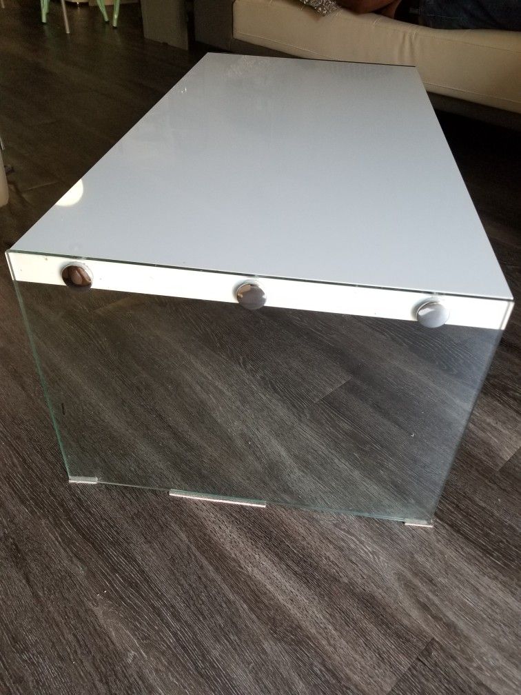 Coffee table white color glass on the size really good conditions