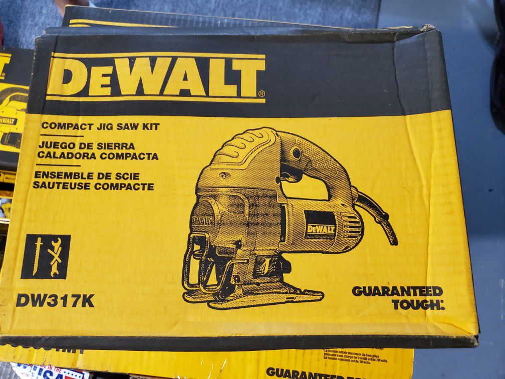 DEWALT 5.5-Amp Corded Jig Saw Kit