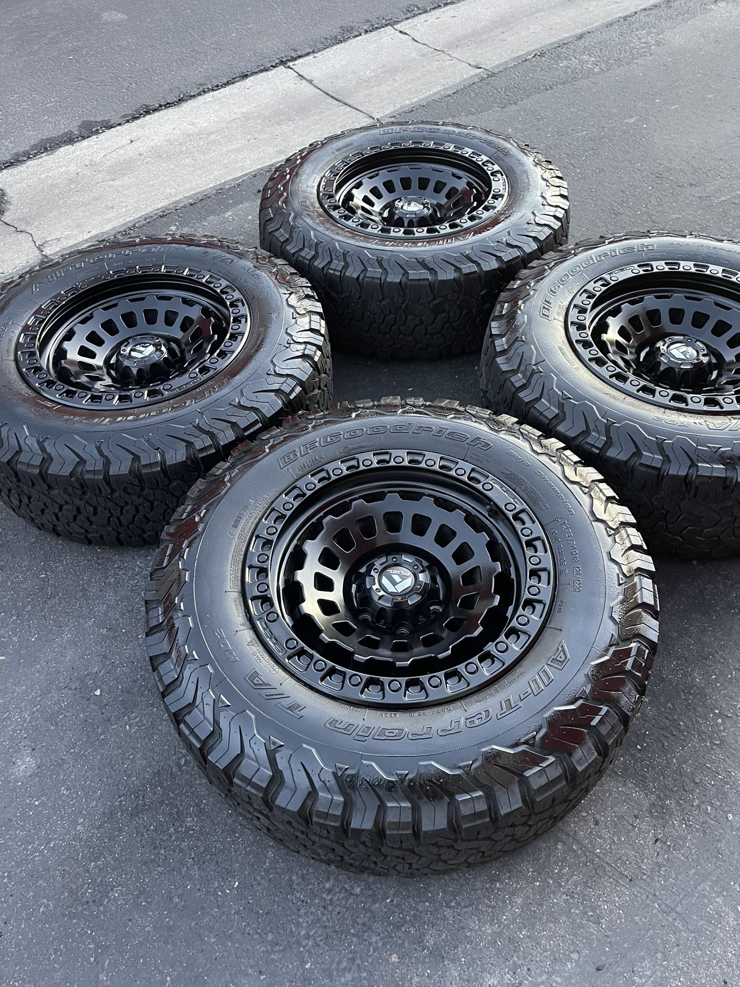 18” Fuel Zephyr Satin Black On 33” BFG K02 Tires 6 Lug Rims