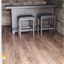 Bar With 5 Stools 