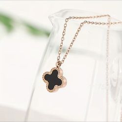 SHAMROCK PENDANT NECKLACE