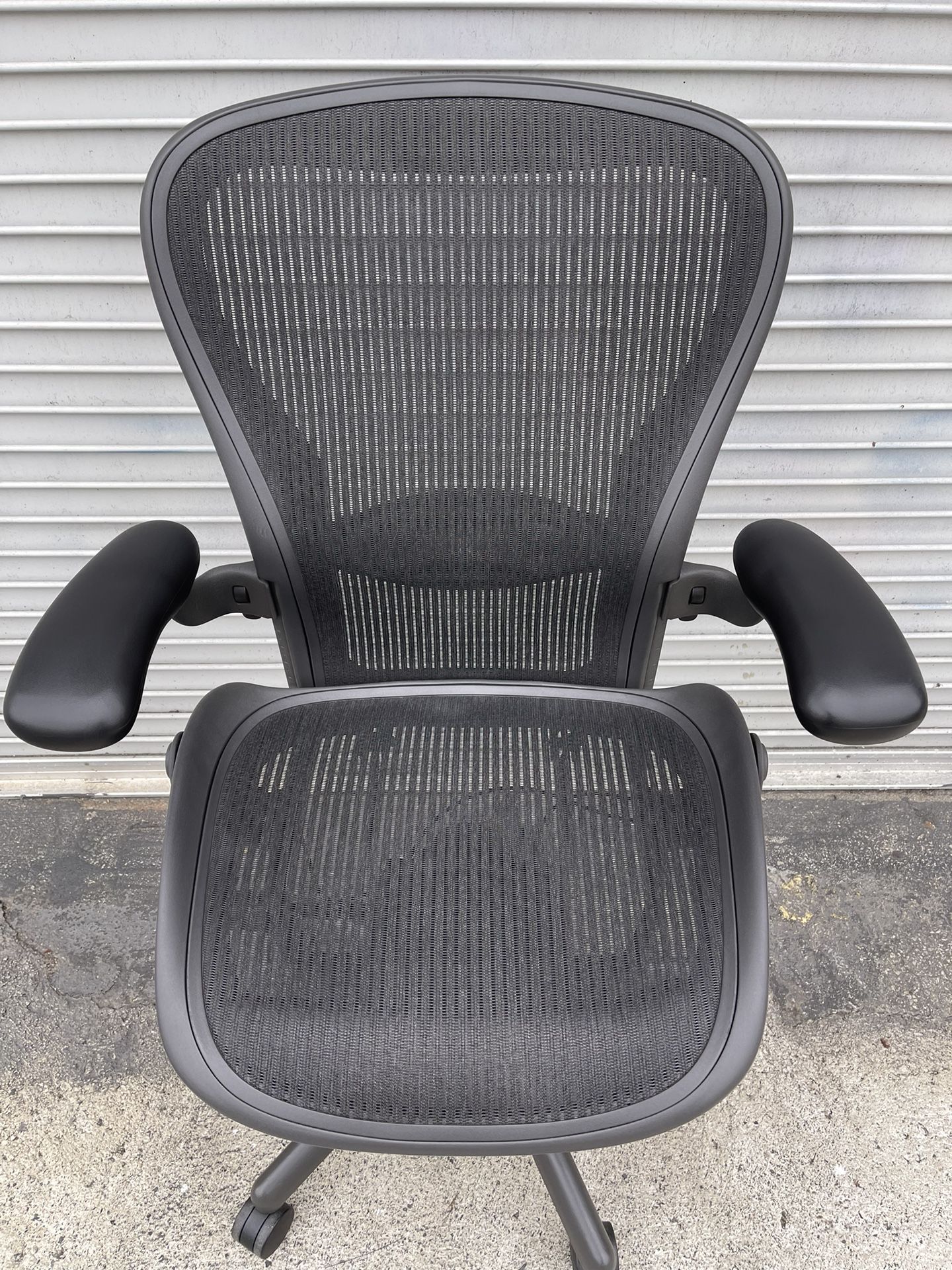 HERMAN MILLER AERON SIZE C FULLY LOADED IN PERFECT CONDITION 
