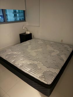 Brand Kevin Charles sealy signature. KING SIZE.  Like new