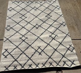 Retail $225 Luxury Cream and Gray Moroccan-Style Area Rug like new