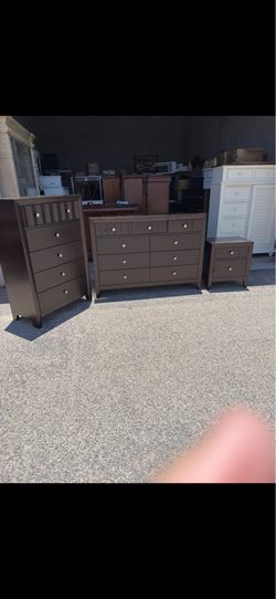 ❤️COMPLETE BEAUTIFUL KING SIZE BEDROOM SET: King size bed frame, 2 boxsprings, dresser, tall chest, nightstand❤️