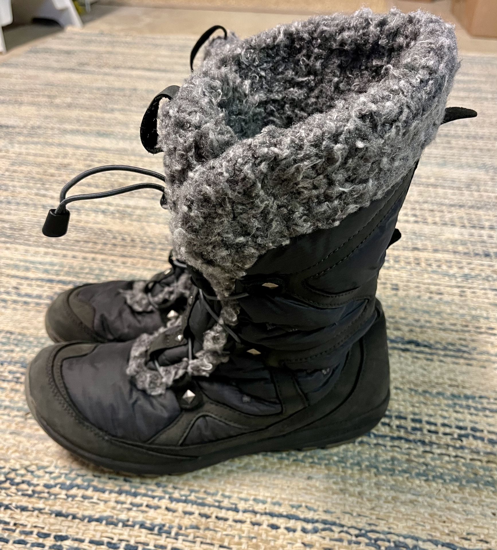 WOMEN’S COLUMBIA SNOW BOOTS SIZE 10.5