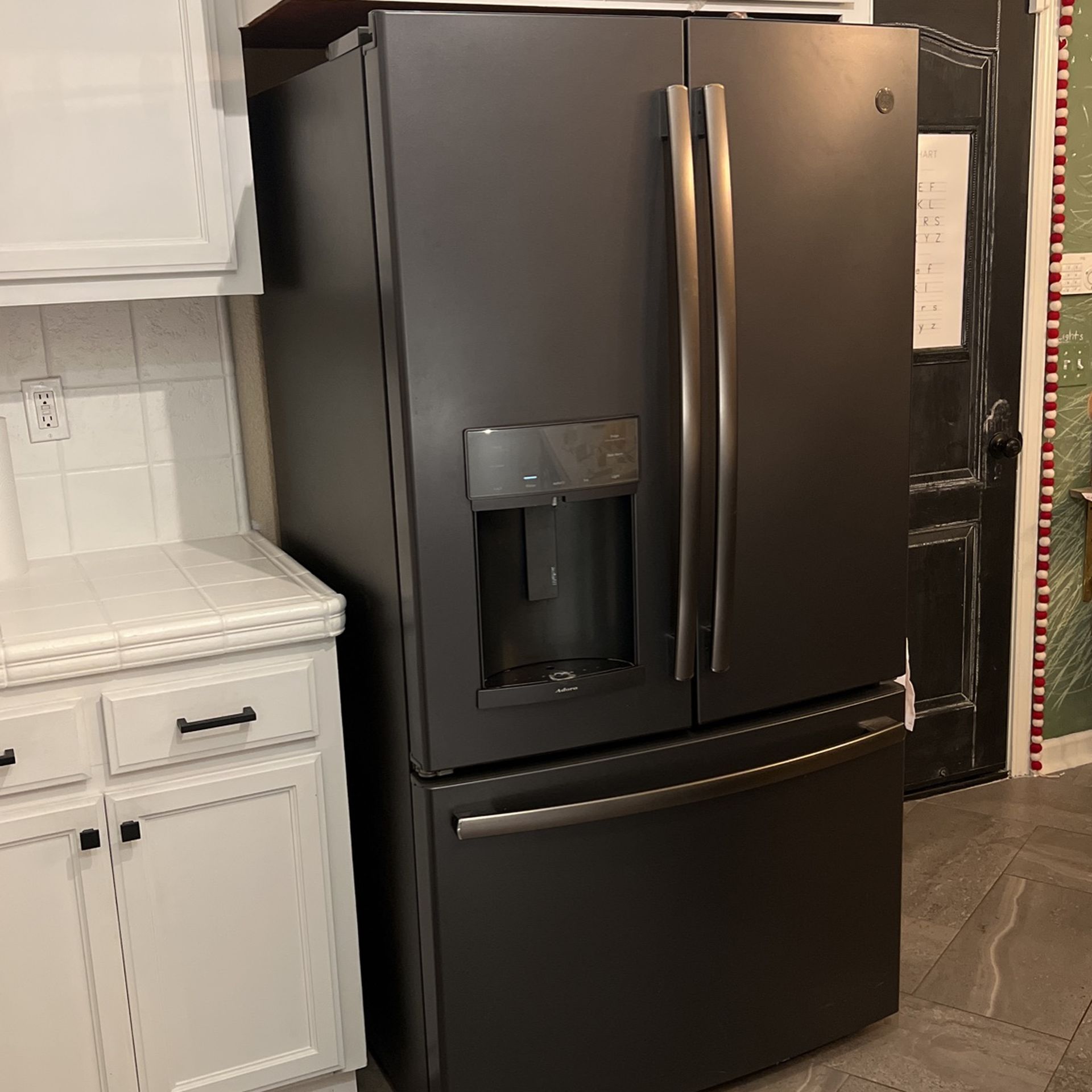 Ge 27.8-cu ft French Door Refrigerator with Ice Maker (Black Slate)