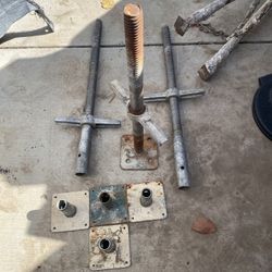Base plates for scaffolding