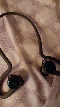 Bluetooth earbuds plt