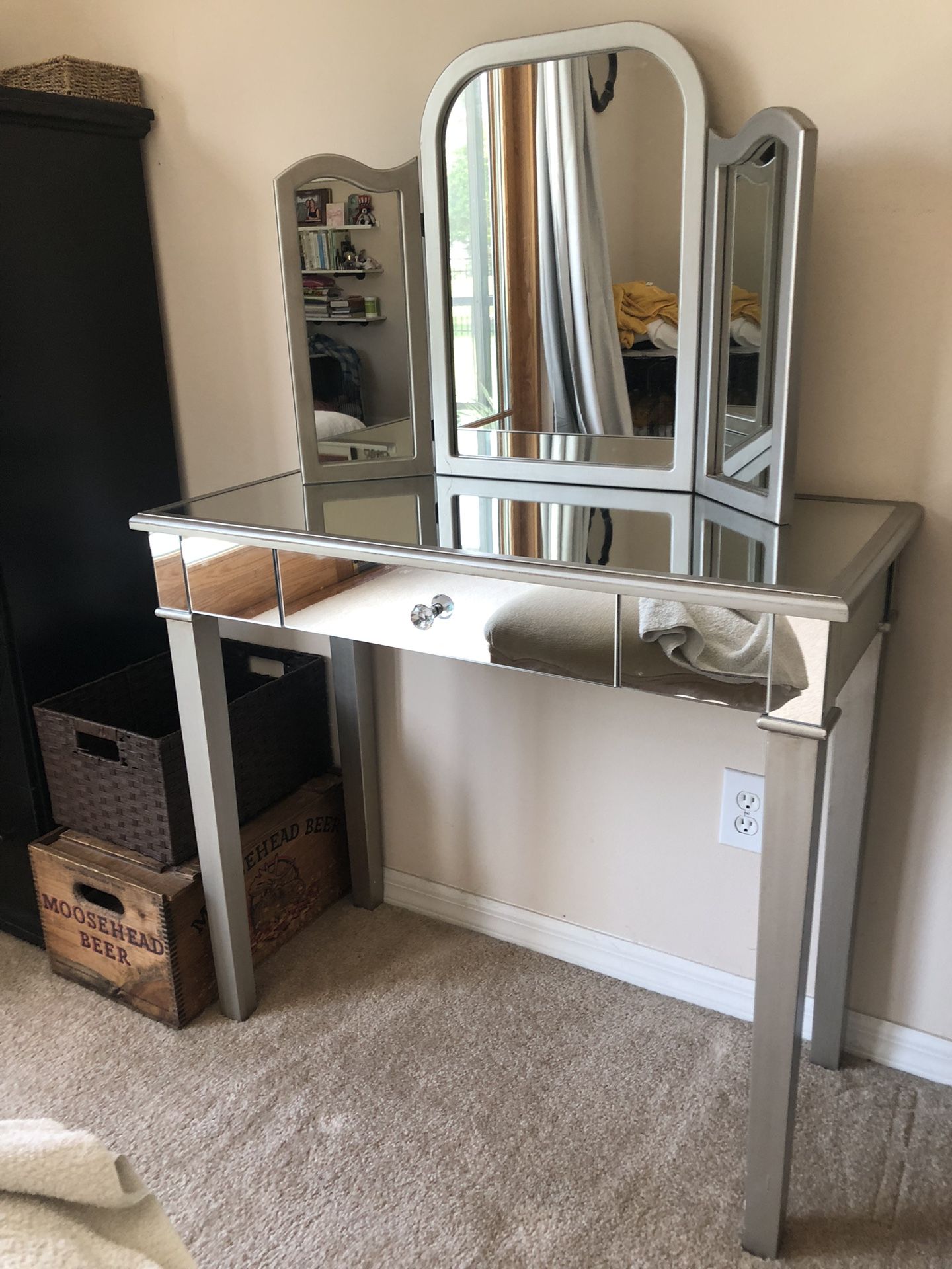 Mirrored vanity