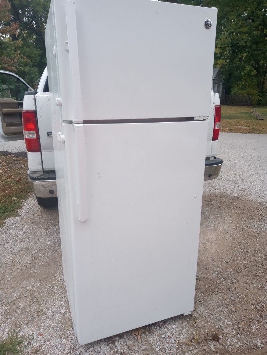 GE Smaller Refrigerator Clean Works Perfect