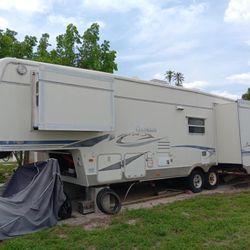 2003 5th wheel Colorado 34 footer Camper