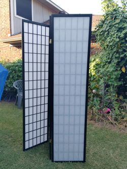 Black/white room divider