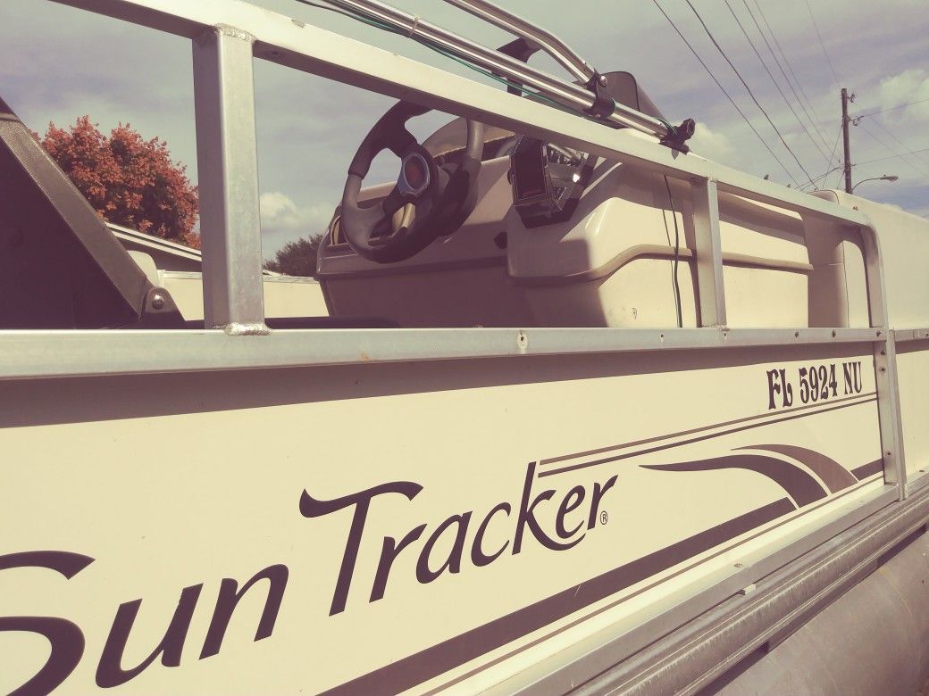 Sun Tracker party Barge 200