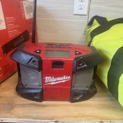 Milwaukee M12 Speaker With Battery 