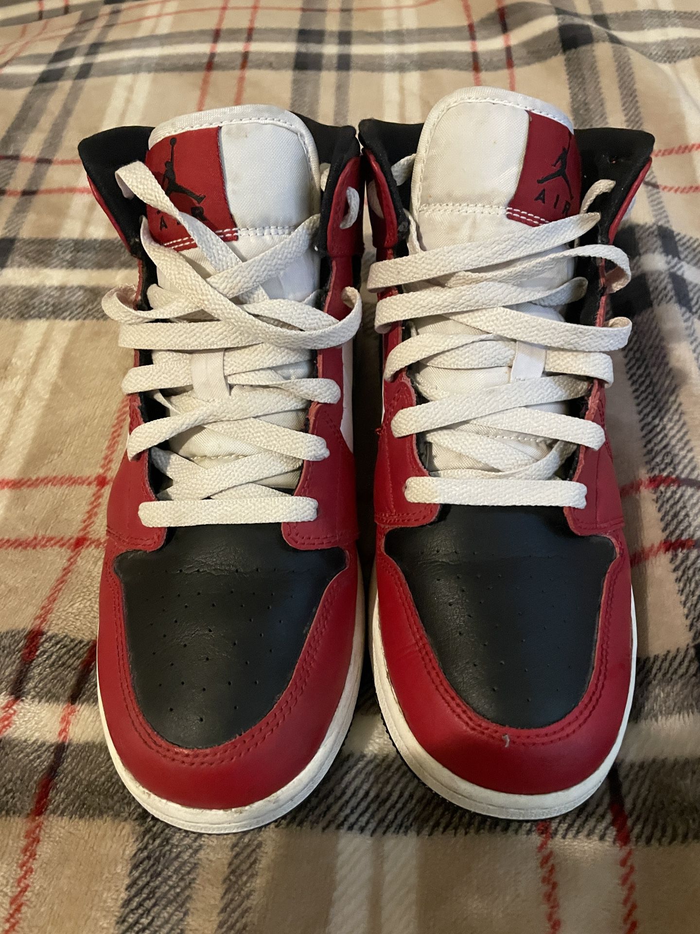 Air Jordan 1 Mid 'Chicago Black Toe' Shoes - 9