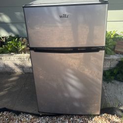 3.2 Cubic Foot Mini Fridge