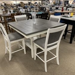 DINING TABLES / KITCHEN TABLES 