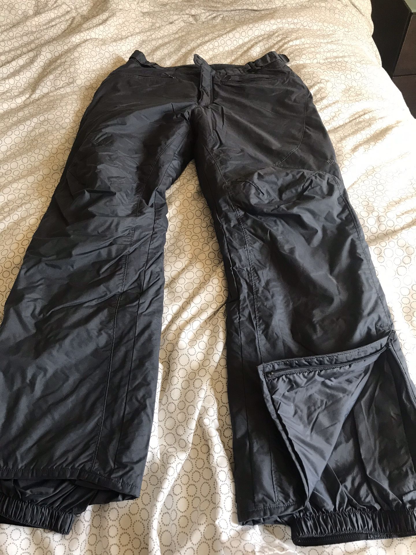 Columbia women’s dark gray ski/snowboard pants med