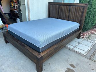 CAMA QUEEN SZ DE MADERA SOLIDA CON COLCHÓN MEMORY FOAM USADA BUENA CONDICIÓN