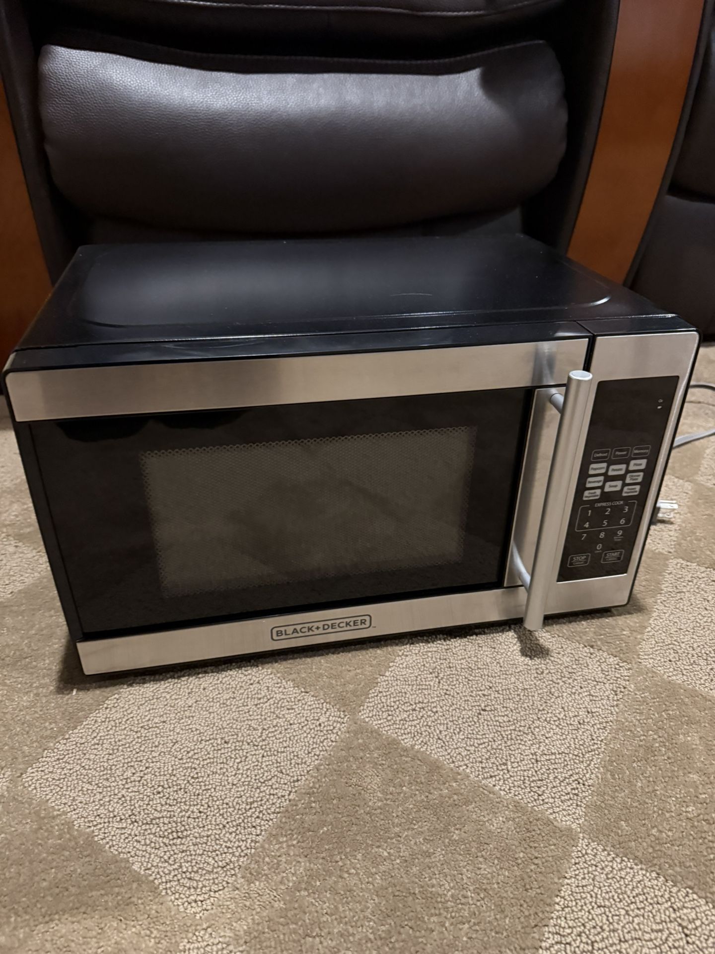 BLACK+DECKER EM720CPN-PMB 0.7 cu ft Microwave Oven 700W Stainless Trim