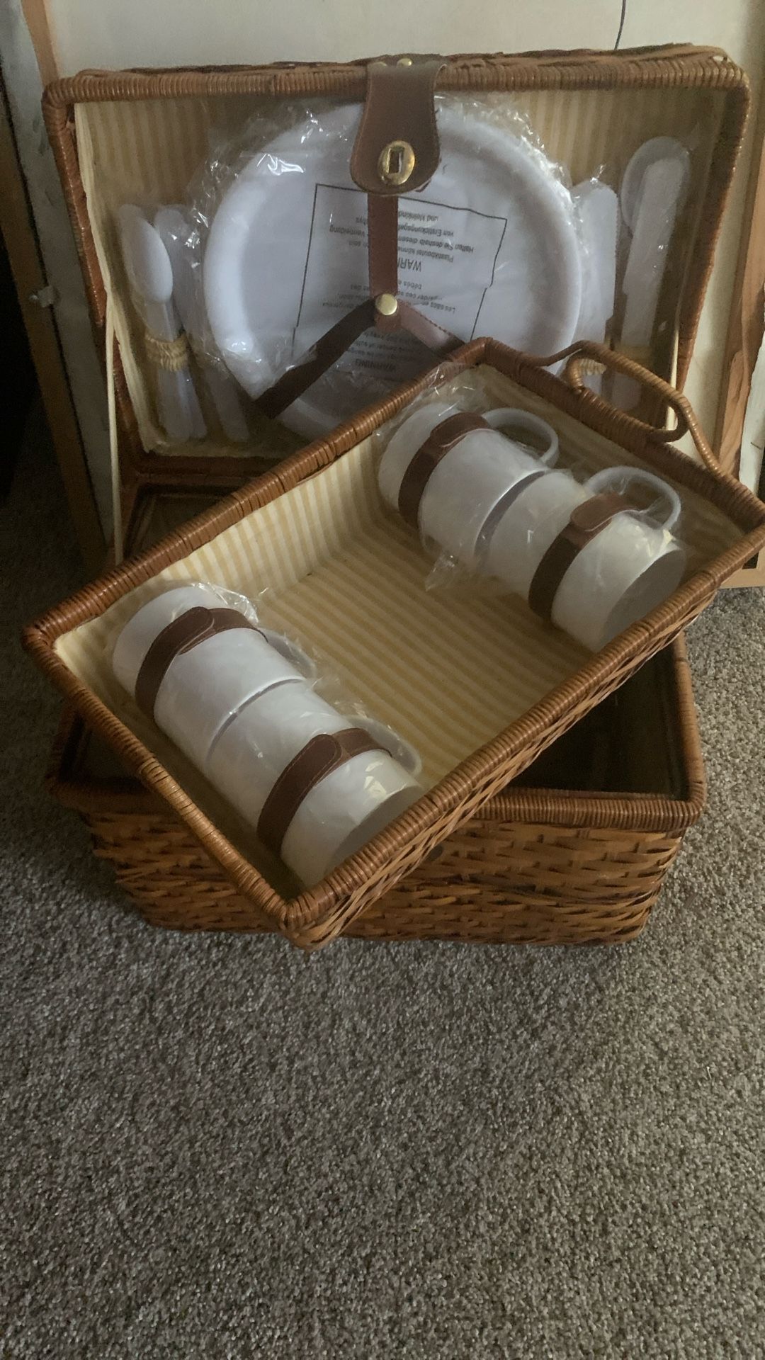 Vintage Wicker Picnic Basket – Classic Charm!