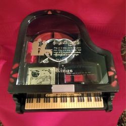 VINTAGE KINGS GRAND PIANO MUSIC JEWELRY BOX 5"H×8"W