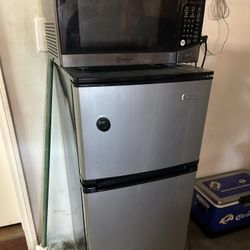 Fridge And Microwave 