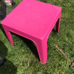 Kids Desk Price 5$. Pick Up E.  72nd.  And Grand View.  Ave.  E    Tacoma 