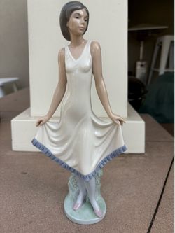 NAO by LLADRO DAISA 1995 Lady Holding Skirt