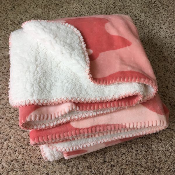 Victoria’s Secret PINK Sherpa blanket 50x60 for Sale in Chesapeake, VA