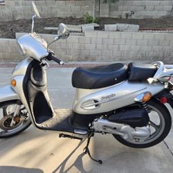 Reliable Tune-up Silver Kymco People 50 Scooter for Sale