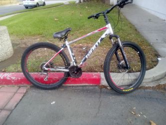 Giant bike 27.5 in with Maxxis tires