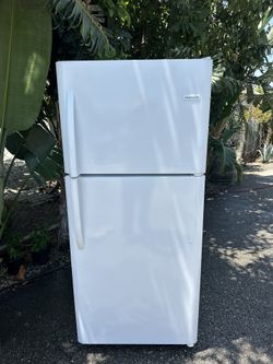 Frigidaire Refrigerator Like New 🐝