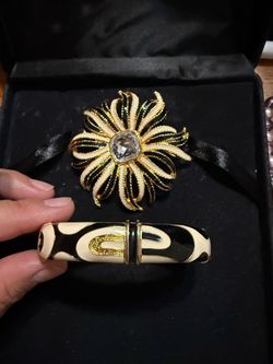 Brooch and bangle bracelet set