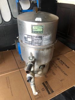 Swimming pool filter with backwash valve