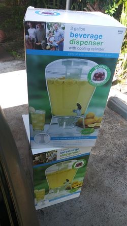 Beverage dispenser with cooling cylinder